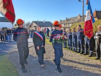 Isabelle Lemaire et les JSP déposent une gerbe.