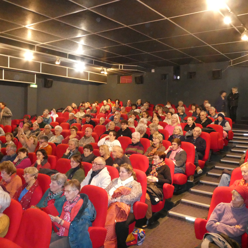 La salle du cinéma Rex d'Espalion était comble pour la venue de l'écrivain.