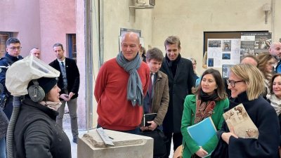 La ministre Astrid Penosyan-Bouvet et la préfète Claire Chauffour-Rouillard échangent avec Julie Bacle, apprentie tailleur de pierre, et Quentin Muller, dirigeant de l'entreprise Vermorel, dans les ateliers de Salles-la-Source.