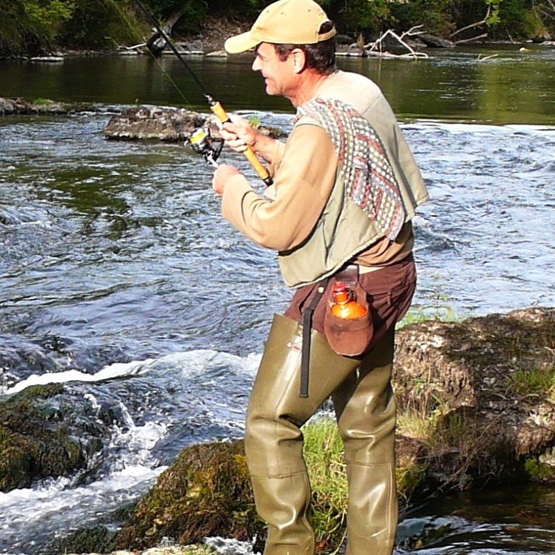 Les cuissardes en caoutchouc conviennent parfaitement pour les petits et moyens cours d'eau ou si l'on pe?che au lancer. - Jack Tarragnat