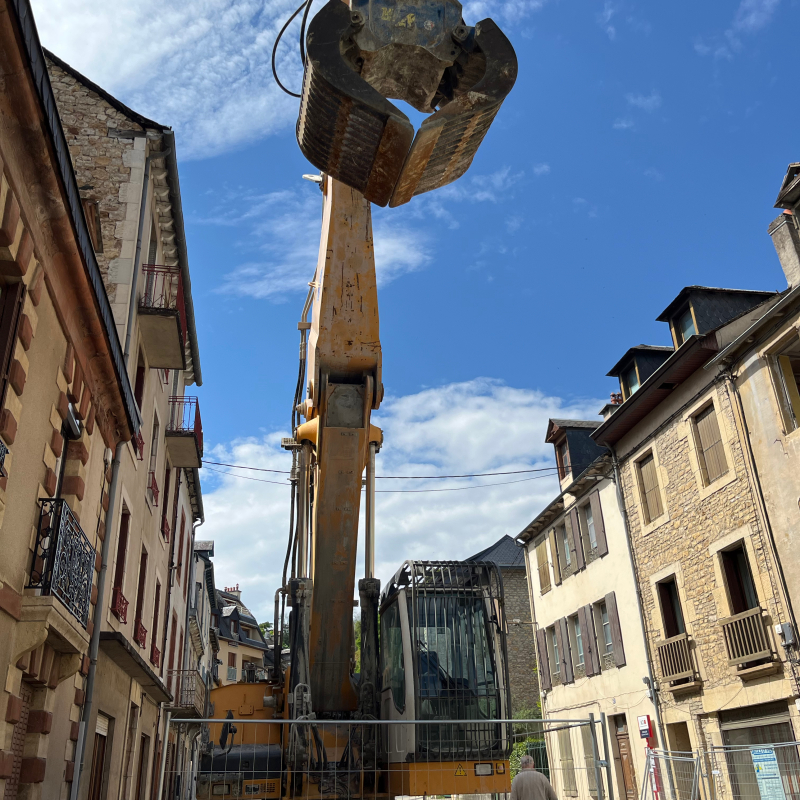 La grue de 60 tonnes a été acheminée de Marseille en convoi spécial. - Xavier Palous