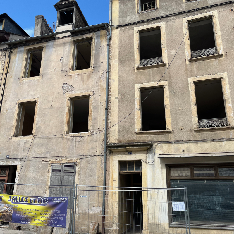 Ces deux maisons sont situées derrière la mairie, aux numéros 56 et 58 du du boulevard Joseph Poulenc. - Xavier Palous