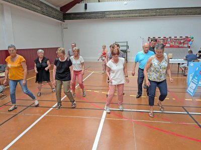 Danse en ligne par la Retraite sportive.
