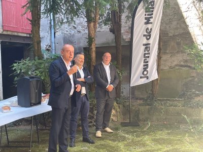 Parmi la cinquantaine de personnes qui avait répondu à l'invitation de Thierry Favier, directeur du Journal de Millau (au centre), Pierre Archet, président du Syndicat de la Presse hebdomadaire régionale, et Alain Baute, directeur adjoint du groupe M - Eloïse Bonnin