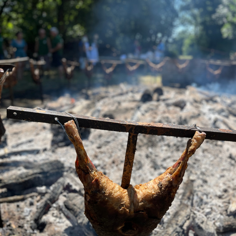L'aligot traditionnel de La Bastide d'Aubrac et ses gigots cuits à la mode Argentine. - Xavier Palous