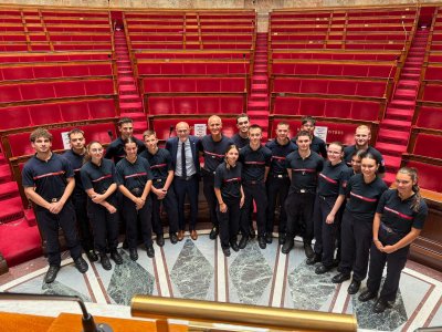 Dans l'hémicycle de l'Assemblée avec le député Mazars.
