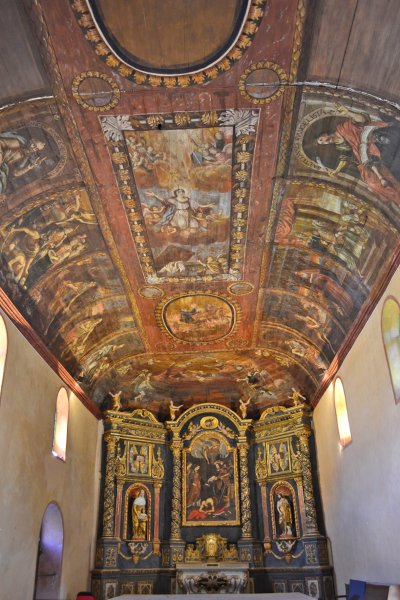 Le plafond a été peint en 1705. - OT Causses Aubrac