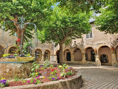 Le cloître abrite aujourd'hui des bâtiments administratifs. - OT Causses Aubrac
