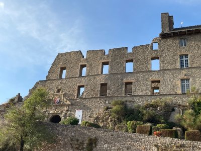 Le château avait ses propres remparts. - Eloïse Bonnin