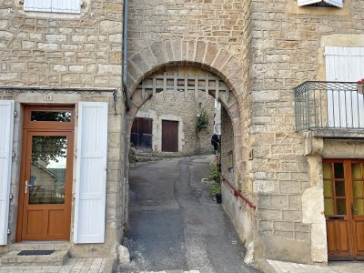 Les portes de la ville ont isolé la ville de la peste noire. - Eloïse Bonnin