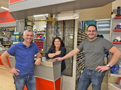 Régis Fabrègues, Cécile et Mathieu Garric au comptoir du “Mouton à cinq pattes”... - Xavier Palous