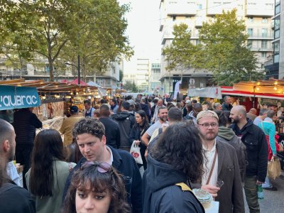 Rue de l'Aubrac, on se presse entre les stands. - Xavier Palous