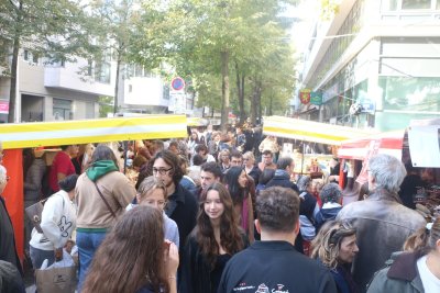 Dans la rue Gabriel Lamé, au coin de la rue de l'Aubrac.