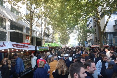On se presse rue de l'Aubrac entre stands et buvette.