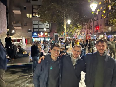 Ils ne sont pas Aveyronnais, mais Amaury, qui habite le quartier, a invité Paul et Louis à découvrir l'ambiance aveyronnaise. - Xavier Palous