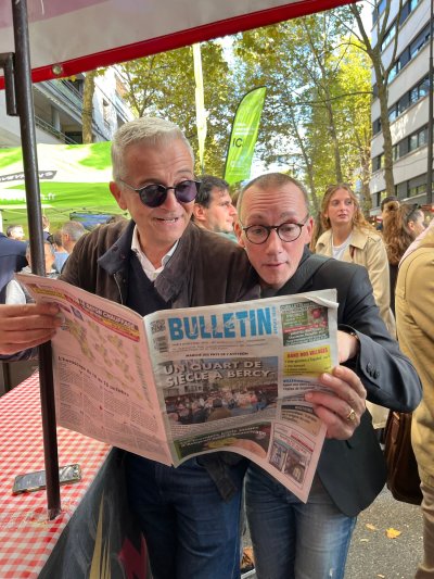 Un Aveyronnais de Paris, à droite, fait découvrir le marché à un copain qui lui n'a aucun lien avec l'Aveyron. - Xavier Palous