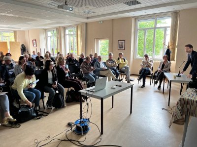 François Carrié, au pupitre, et Laure Pradeilles, assise à sa droite, sont les co-présidents du Collectif PA 12 (Collectif des professionnels au service des personnes âgées de l'Aveyron). - Xavier Palous