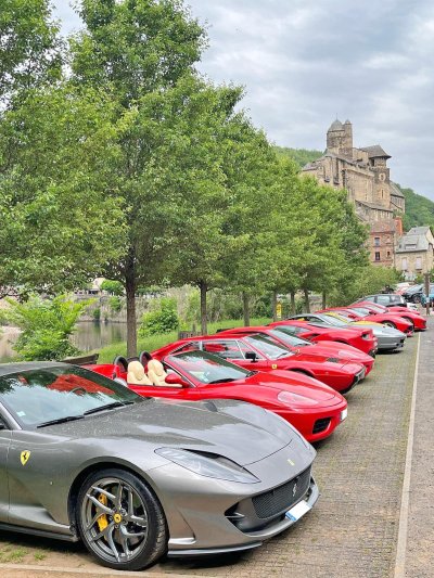 À Estaing en juin 2024 lors d'une escale ?du club de ferraristes Rouge Passion Auvergne.