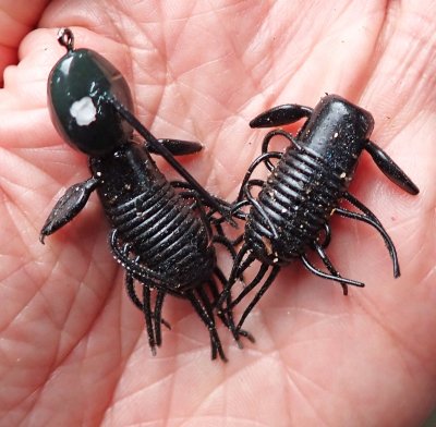 Imitation de grillon sur tête plombée flottante.