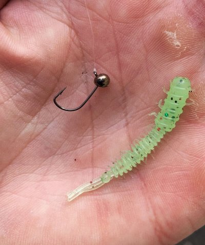 Mini jig de 0,50 g et petit leurre.