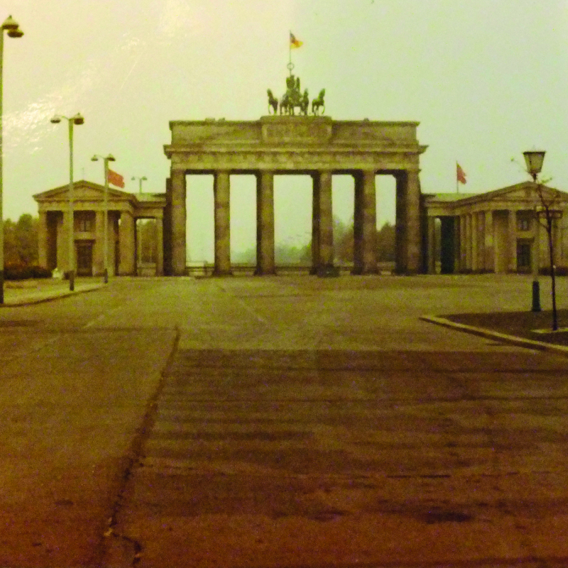 La Porte de Brandebourg, où le mur coupait l'avenue Unter den Linden (“Sous les Tilleuls”), qui étaient un peu les Champs-Élysées allemands.