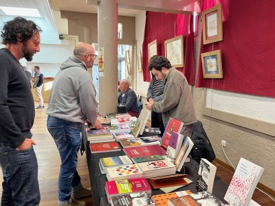 La librairie Pont Virgule &eacute;tait pr&eacute;sente avec une s&eacute;lection d'ouvrages. - Xavier Palous
