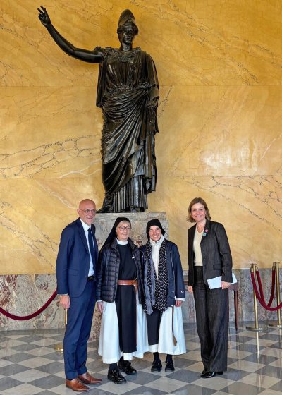 Les s&oelig;urs Bernadette et Alksandra ont &eacute;t&eacute; re&ccedil;ues &agrave; l'Assembl&eacute;e nationale ?par la pr&eacute;sidente Ya&euml;l Braun-Pivet et le d&eacute;put&eacute; St&eacute;phane Mazars.