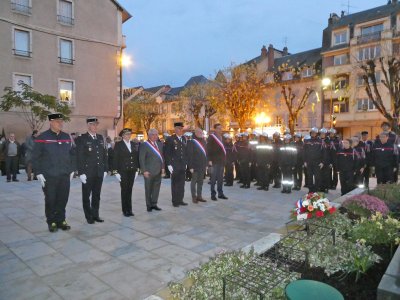 Cérémonie au monument aux Morts d'Espalion.