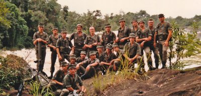 Troisième depuis la droite avec ses camarades.