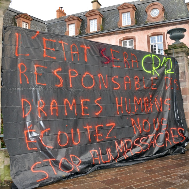Mercredi soir, de retour d'Ari&egrave;ge, les paysans de la CR12 ont b&acirc;ch&eacute; les grilles de la pr&eacute;fecture de l'Aveyron. - Daniel Escoulen