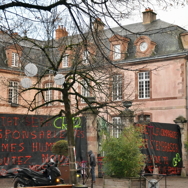 Mercredi soir, de retour d'Ari&egrave;ge, les paysans de la CR12 ont b&acirc;ch&eacute; les grilles de la pr&eacute;fecture de l'Aveyron. - Daniel Escoulen