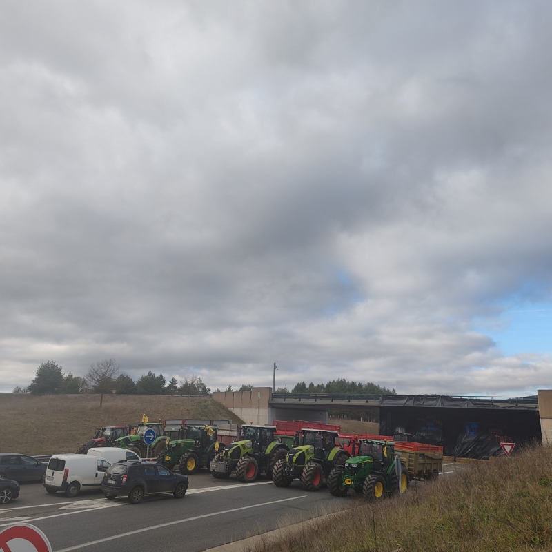 L'autoroute A75 est bloqu&eacute;e depuis jeudi soir entre Millau et Saint-Flour. - Coordination rurale 12.