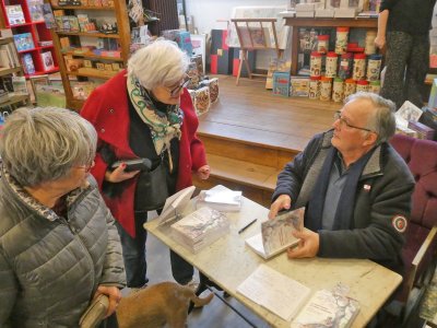 Moment d'&eacute;change au cours de la s&eacute;ance de d&eacute;dicace.
