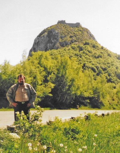 Pascal Cazottes au pied du pog de Monts&eacute;gur.