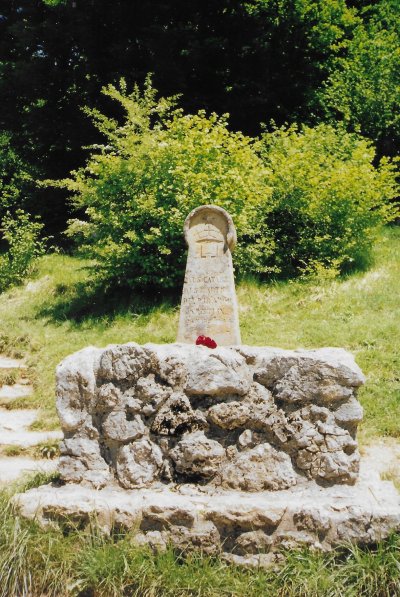 La st&egrave;le de Monts&eacute;gur (en souvenir des 200 cathares qui p&eacute;rirent sur le b&ucirc;cher) &eacute;lev&eacute;e en 1960 par D&eacute;odat Roch&eacute;.