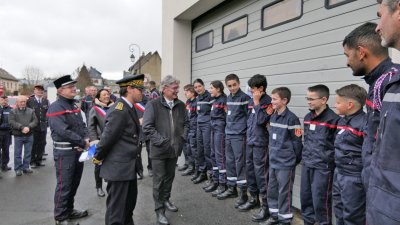 Pr&eacute;sentation aux autorit&eacute;s (sous-pr&eacute;fet et Bruno Faure pr&eacute;sident du d&eacute;partement).