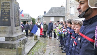 Premi&egrave;re c&eacute;r&eacute;monie au monument aux Morts.