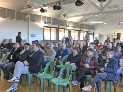 L'assembl&eacute;e attentive au discours du maire.