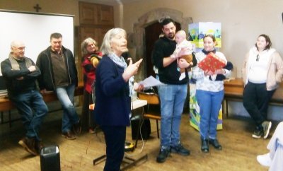 La distribution des cadeaux aux b&eacute;b&eacute;s.