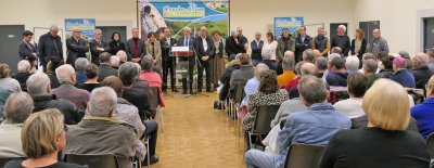 Le maire avec les personnalit&eacute;s invit&eacute;es.