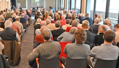 Les membres suivent attentivement ?la pr&eacute;sentation des bilans.